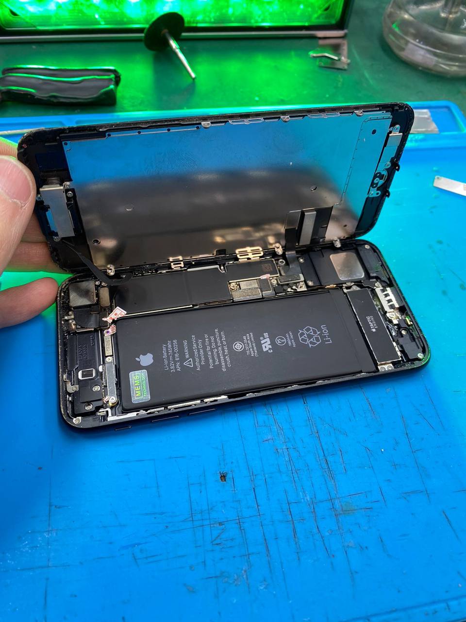 Разбираем iPhone 7 для замены стекла