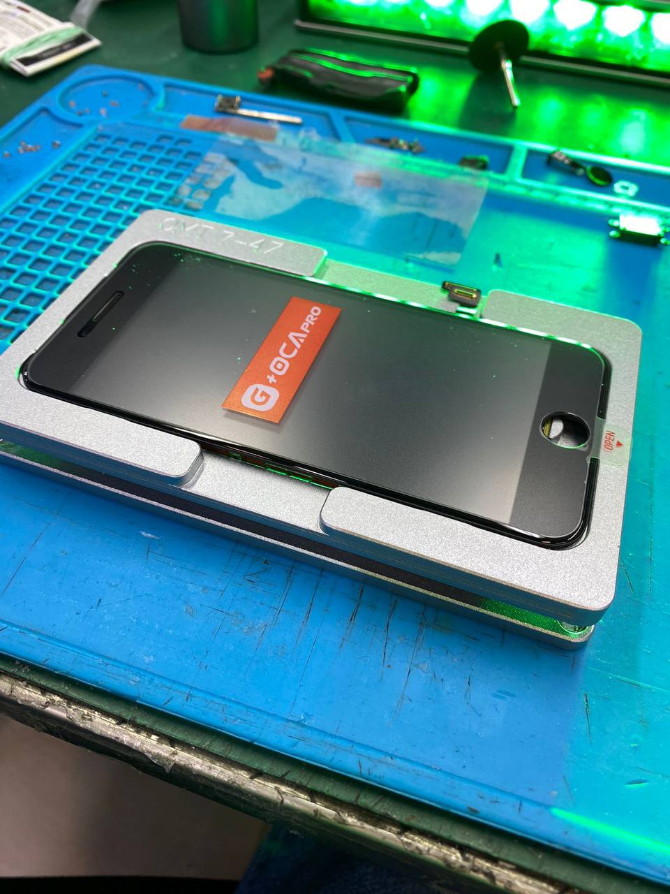 Устанавливаем новое стекло iPhone 7 и матрицу для последующей склейки