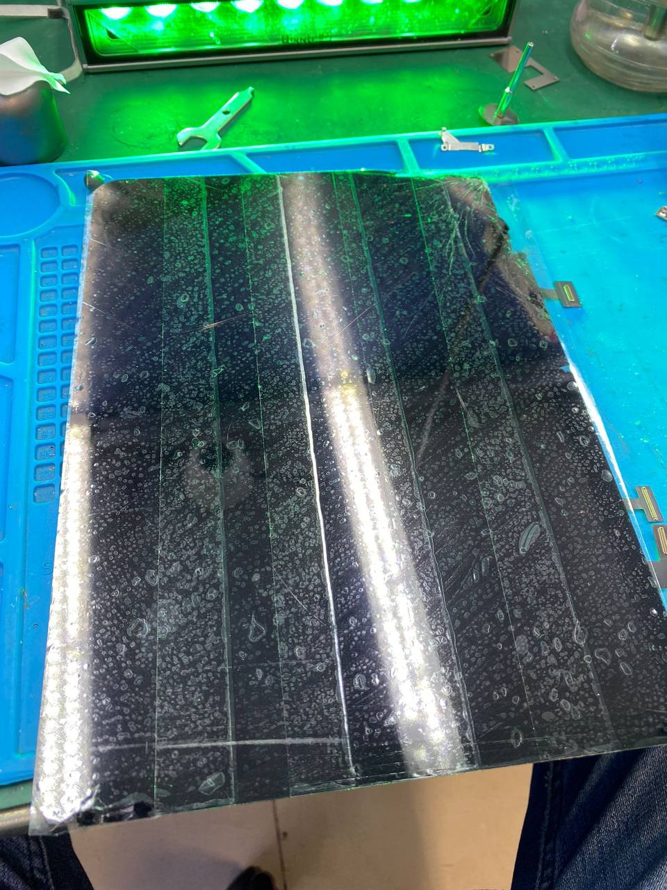 Наклеиваем плёнку на разбитое стекло что бы при расклейке старого стекла мелкие осколки не повредили матрицу
