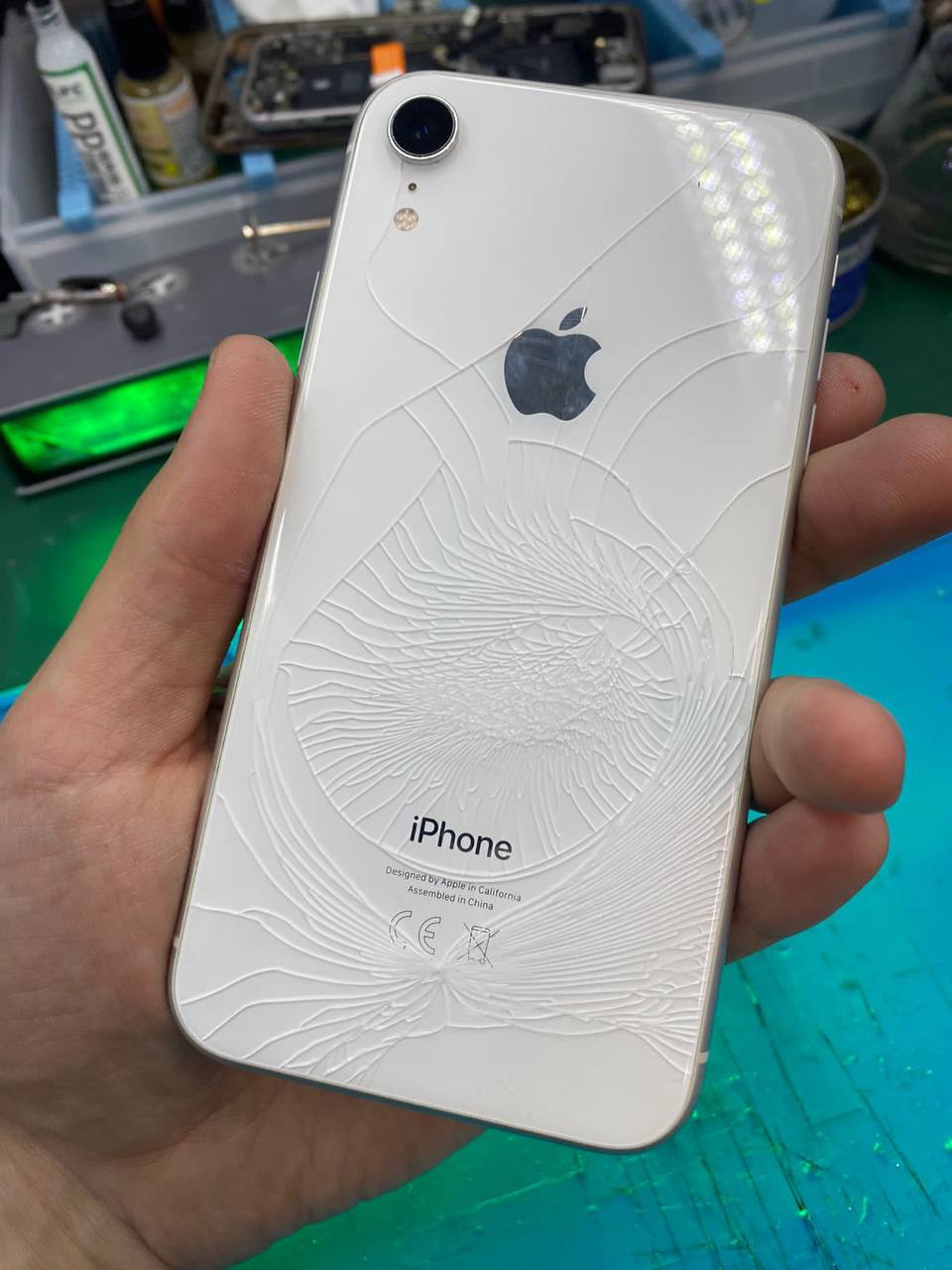 Замена заднего стекла iPhone 8