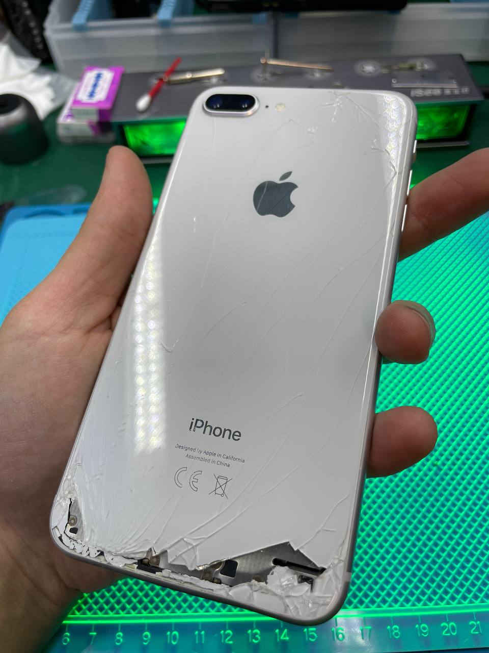 Замена заднего стекла iPhone 8 Plus