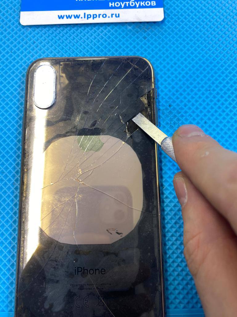 Удаляем старое стекло и приступаем к очистке корпуса iPhone XS от остатков старого клея