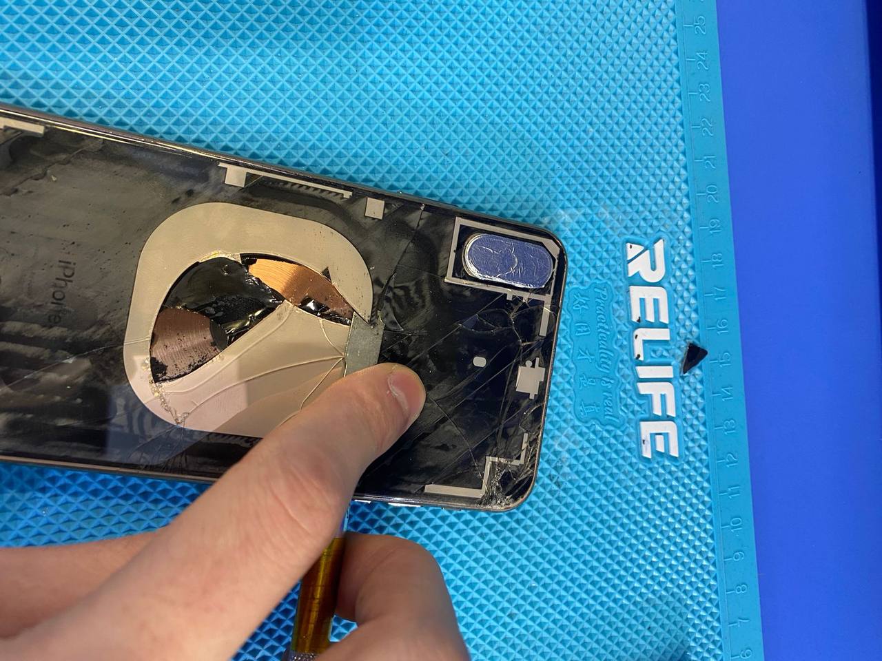 Теперь мы можем удалить остатки старого стекла и очистить корпус iPhone XS Max